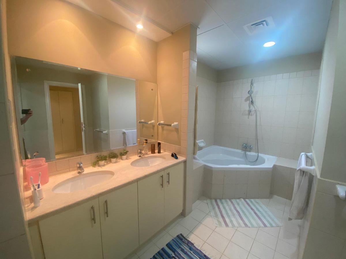 Spacious 4-Bedroom Villa, Children Friendly Дубай Экстерьер фото